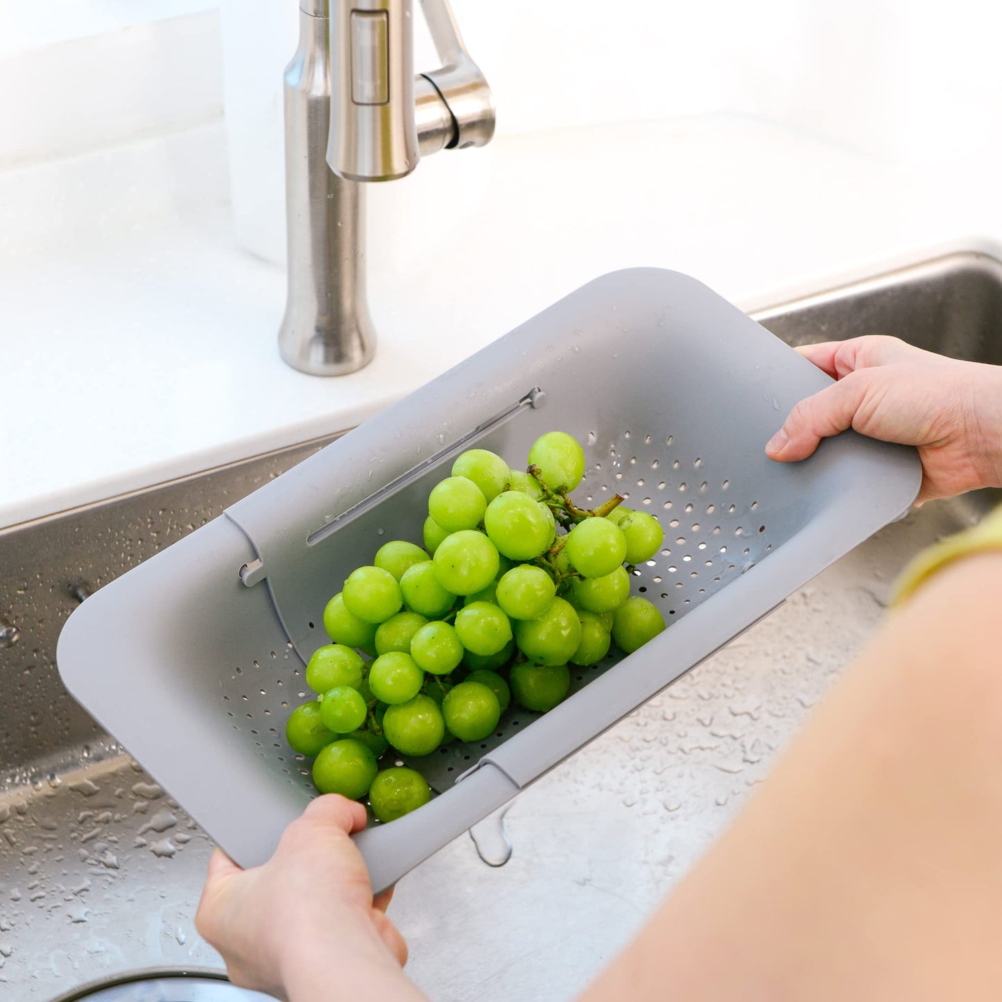 BLUE GINKGO Over The Sink Colander Strainer Basket - Wash Vegetables and Fruits, Drain Cooked Pasta - Extendable - Kitchen Essentials (7.9 W x 14.5-19.5 L x 2.75 H) - Grey Gray