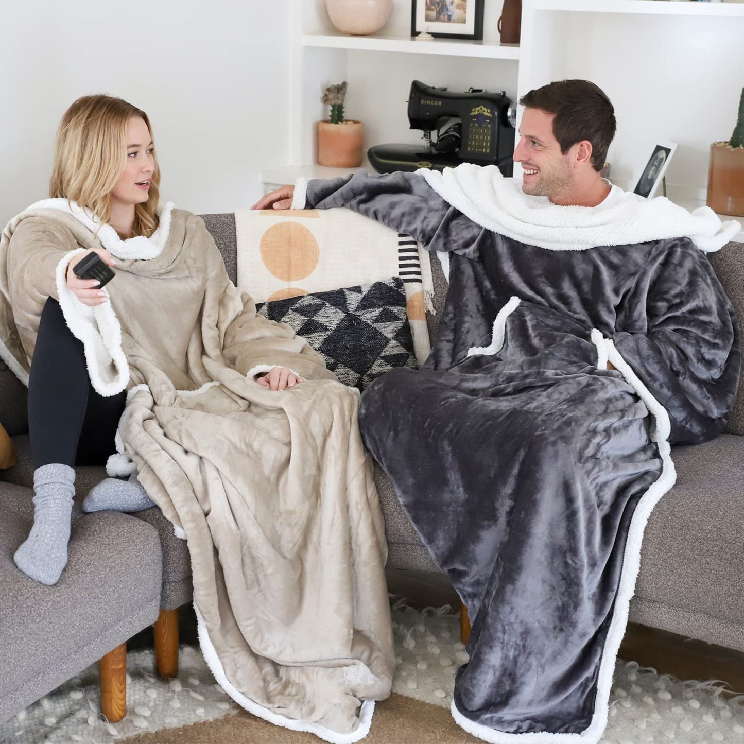 Catalonia TV Blanket with Sleeves and Pockets Double-Sided Blanket Microplush Fleece Sherpa Warm Blankets for Adults Women Men, 183 cm x 140 cm 185 x 140 cm Camel