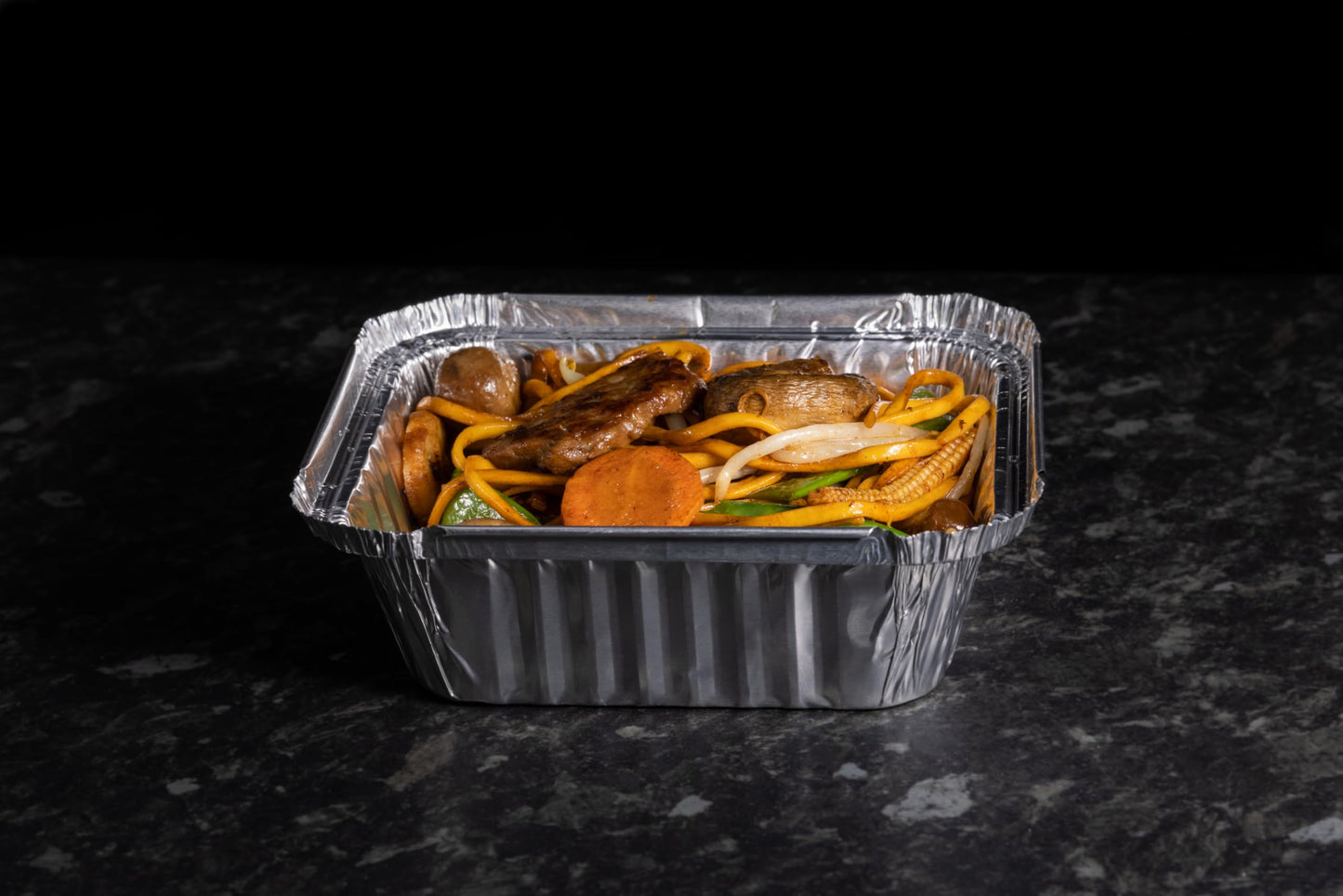 UrbanJungle 30 X Aluminium Foil Trays - Food Containers with Lids - Ideal for Storage, Baking, Roasting, BBQ, Cooking, Meal Prep Tray - Freezer Containers and Disposable Takeaway Containers (M, 30) Medium 30 Pack