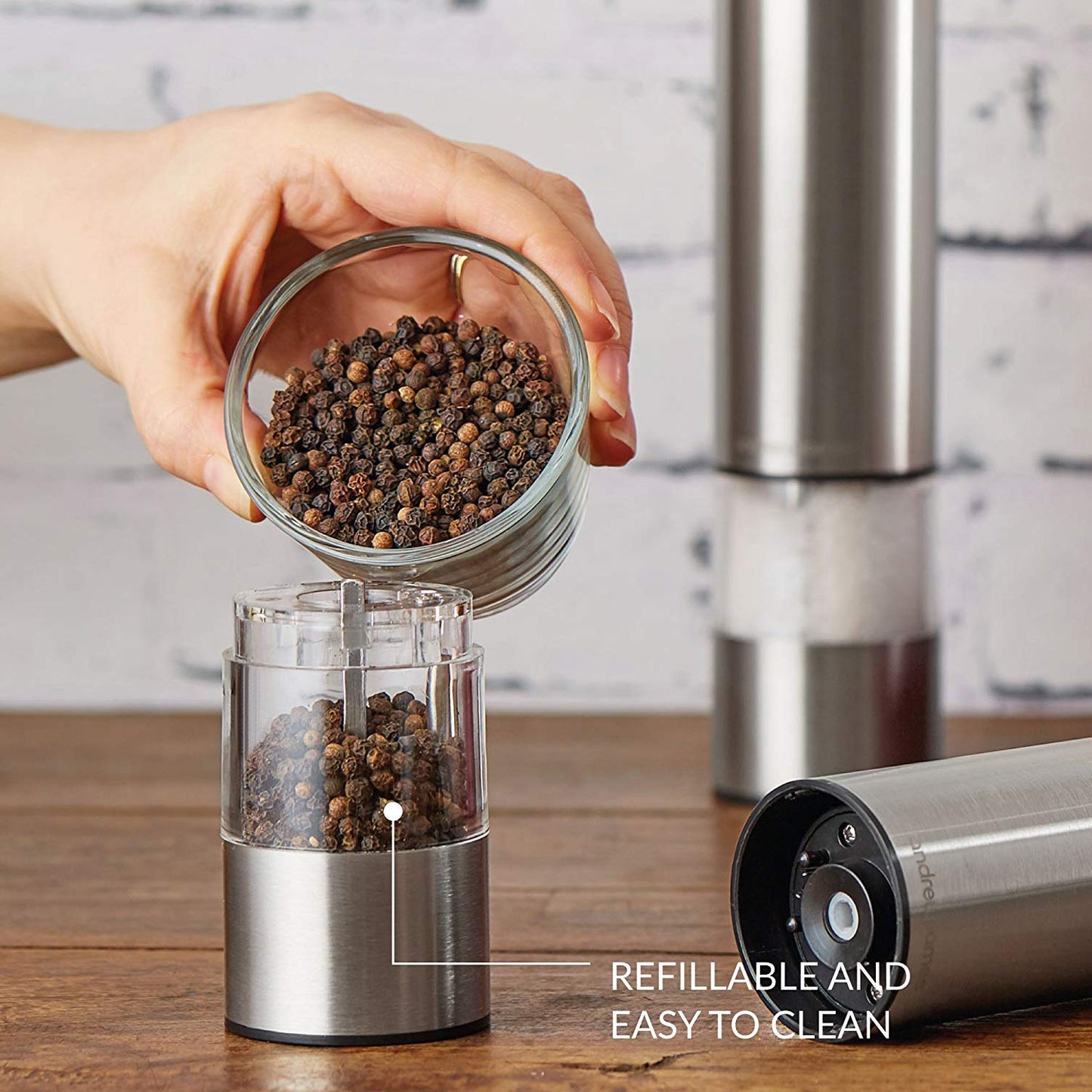 Andrew James Salt and Pepper Mills Electric Grinder Set | Illuminated Dispensing Adjustable Coarseness from Ceramic Blades | One Touch Operation | Battery Powered | 23cm x 5.5cm (Silver) Silver