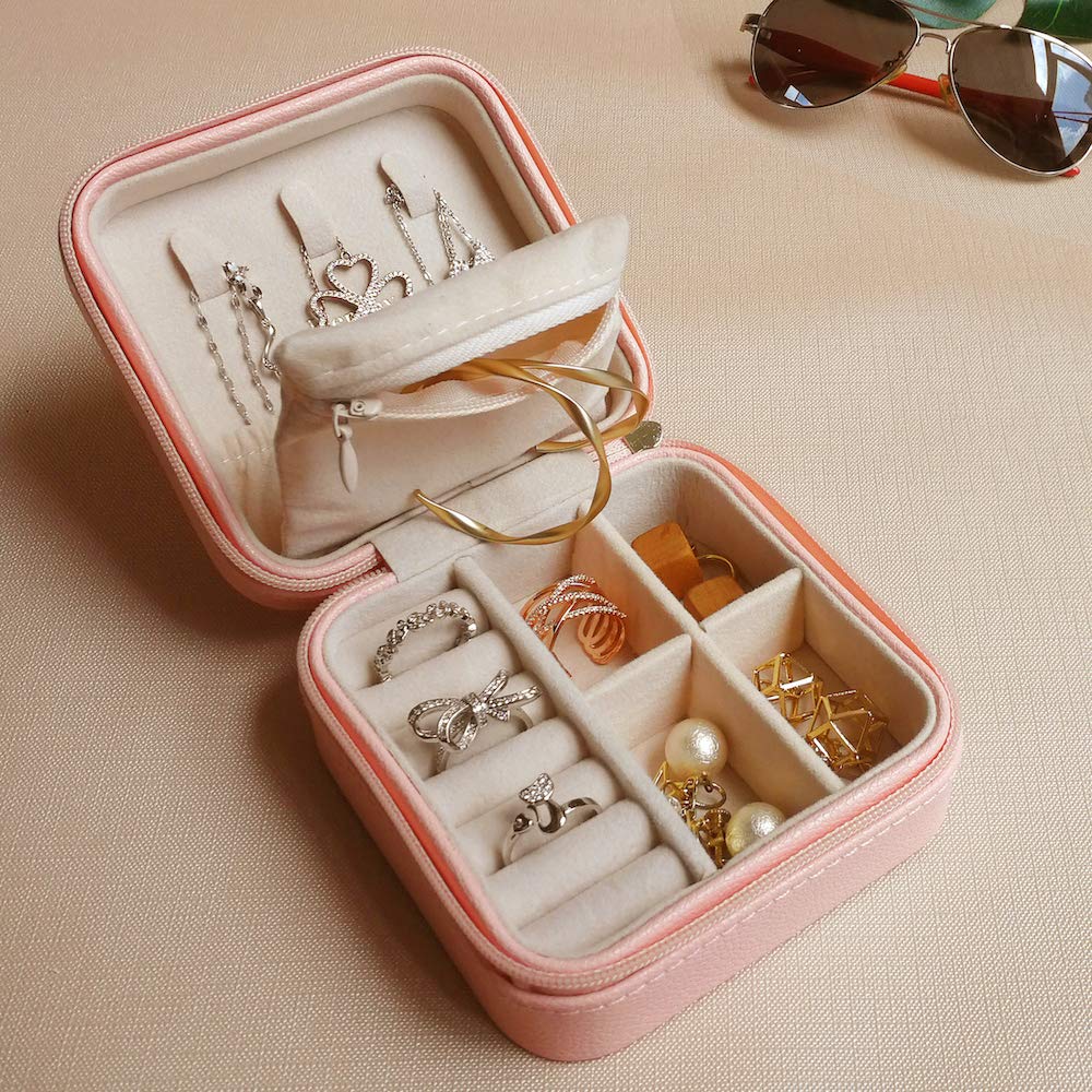 HerFav Small Travel Jewellery Box Organiser, Mini Jewellery Case for Women Faux Leather Storage for Rings, Earring, Necklaces, Pink