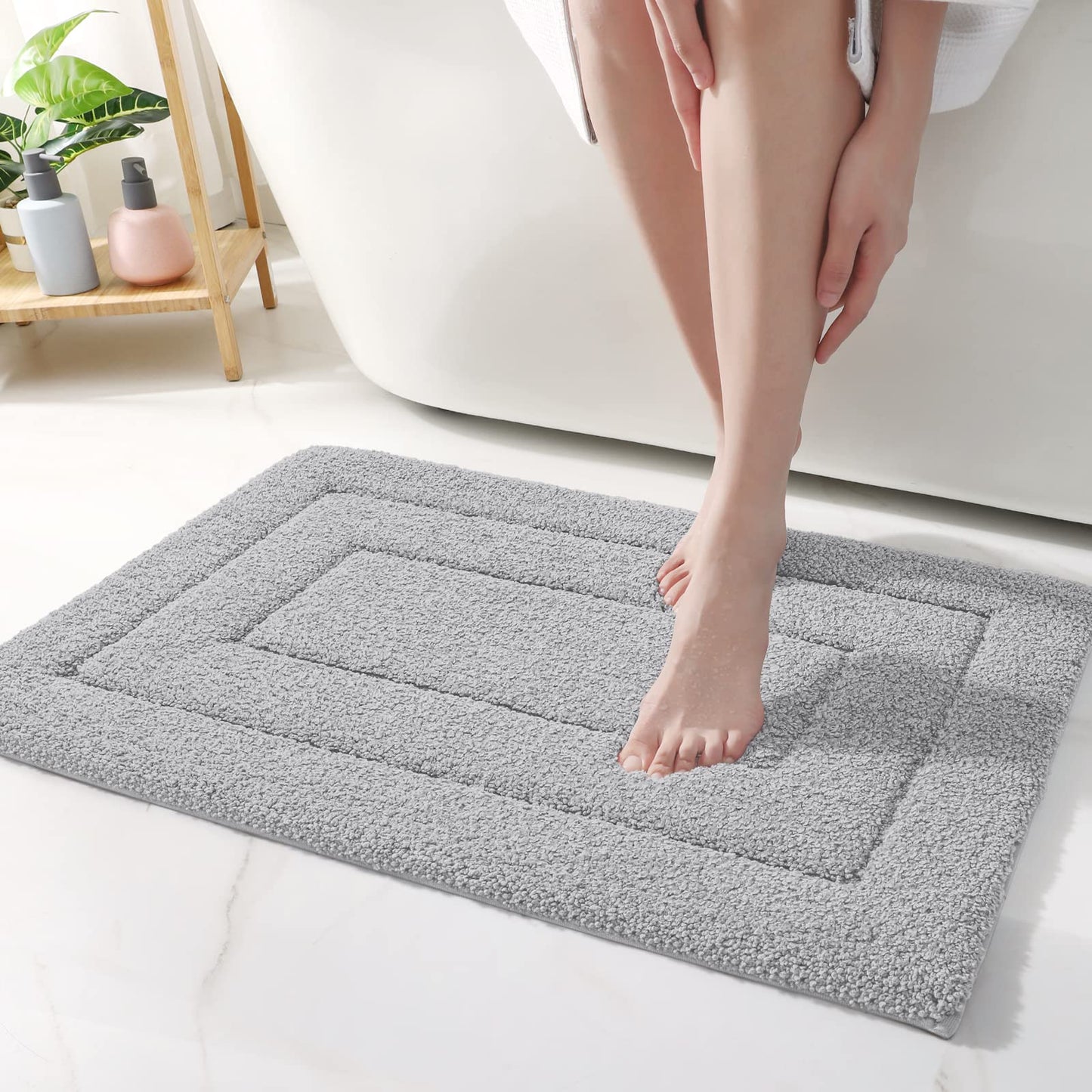 DEXI Bath Mat 50 x 80 cm, Non-Slip Bathroom Mat Machine-Washable, Ultra Soft and Water Absorbent Bath Rug for Bathroom, Tub and Shower - Light Grey