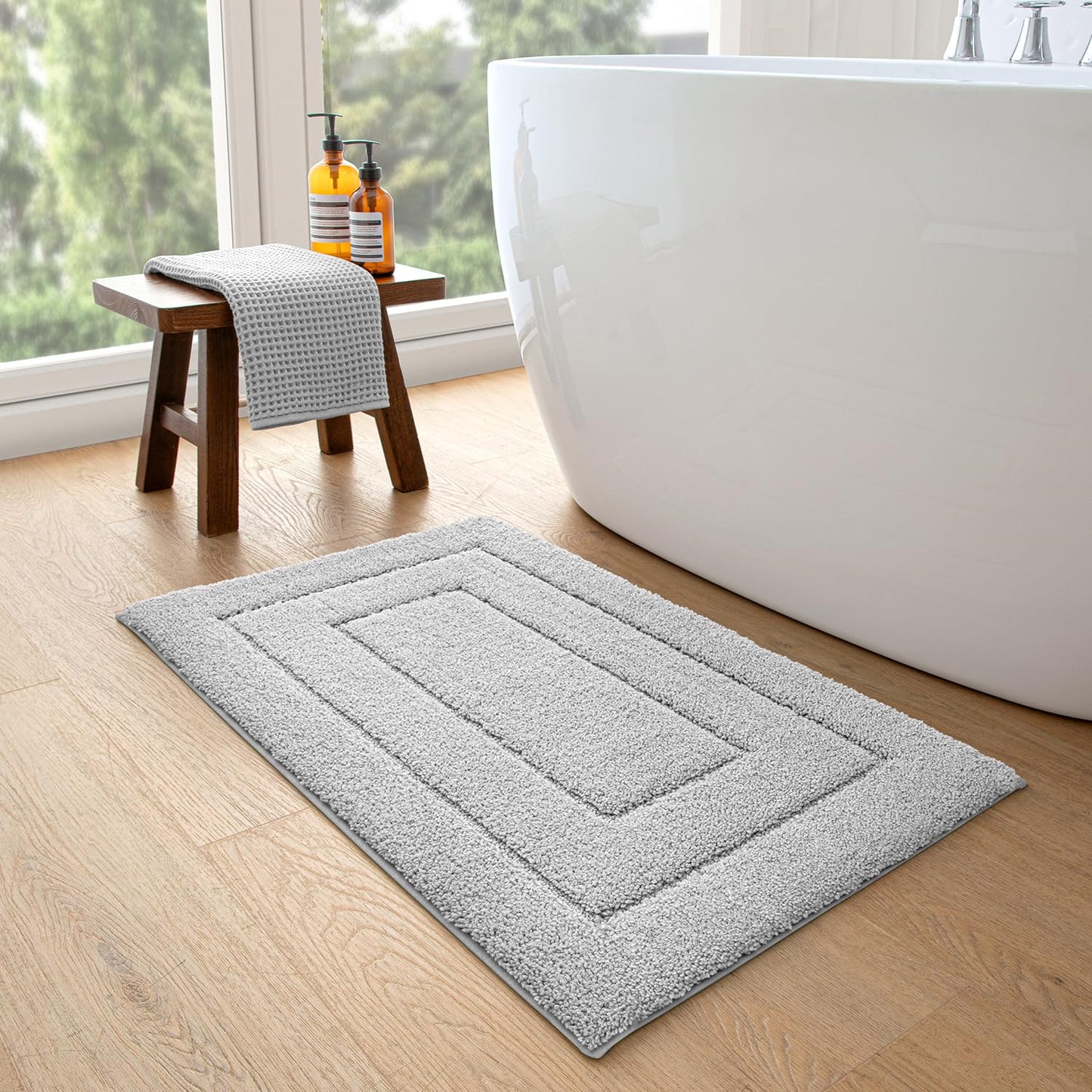 DEXI Bath Mat 50 x 80 cm, Non-Slip Bathroom Mat Machine-Washable, Ultra Soft and Water Absorbent Bath Rug for Bathroom, Tub and Shower - Light Grey