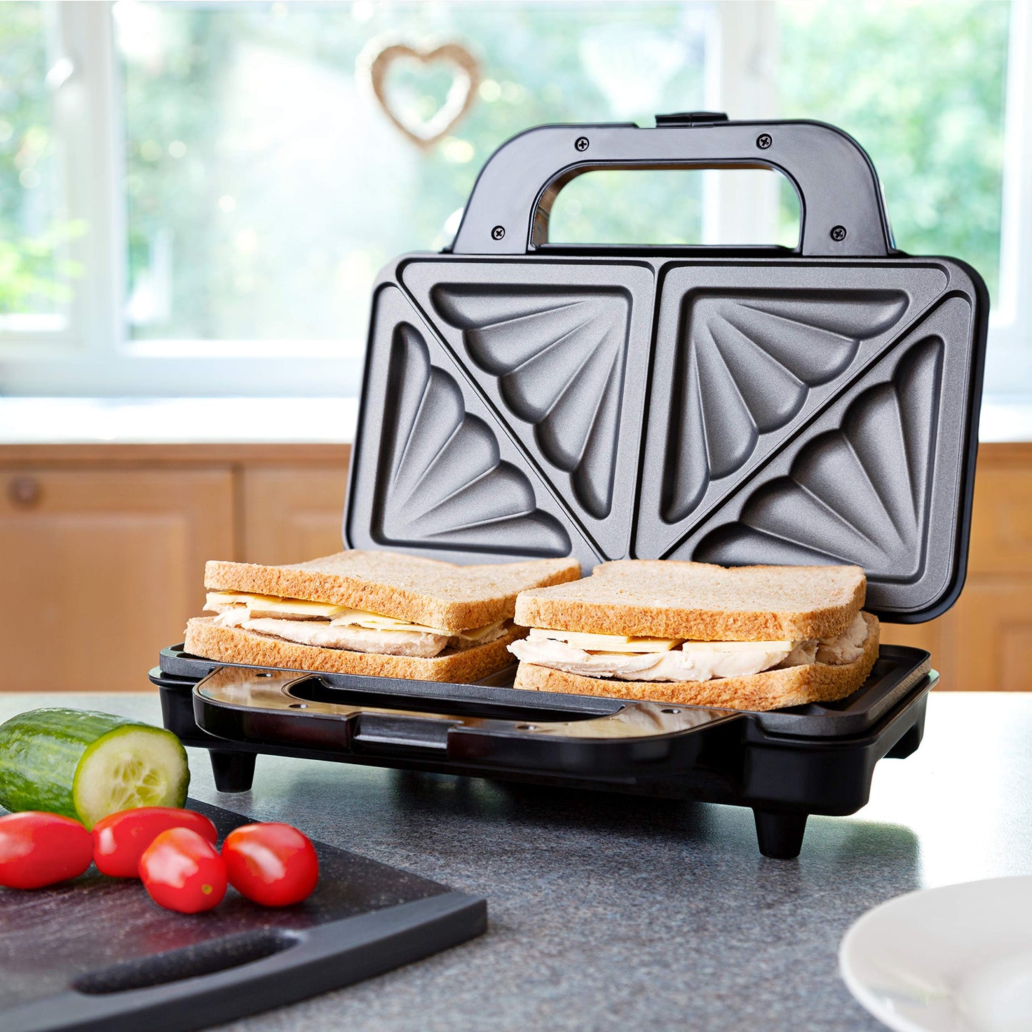 Global Gourmet by Sensiohome Sandwich Toaster/Toastie Maker – Deep Fill Non-Stick Hot Plates – 4 Slice Electric Grill Press Perfect for Toasted Cheese Snacks – 900W - Silver/Black