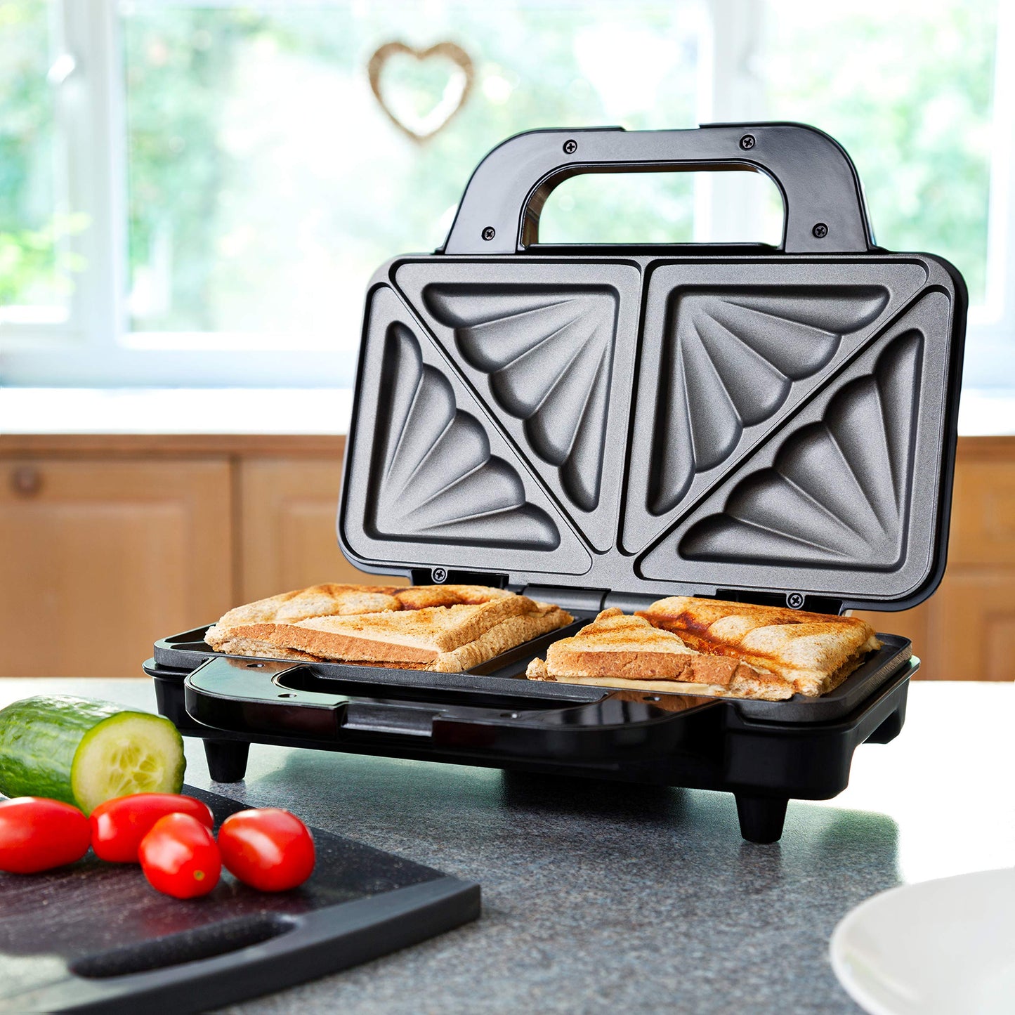 Global Gourmet by Sensiohome Sandwich Toaster/Toastie Maker – Deep Fill Non-Stick Hot Plates – 4 Slice Electric Grill Press Perfect for Toasted Cheese Snacks – 900W - Silver/Black